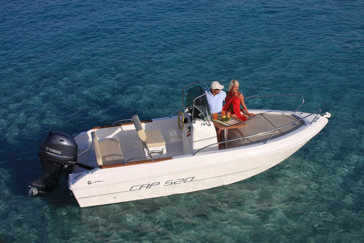 Capelli Cap 520 Open: Boot met stel op zee
