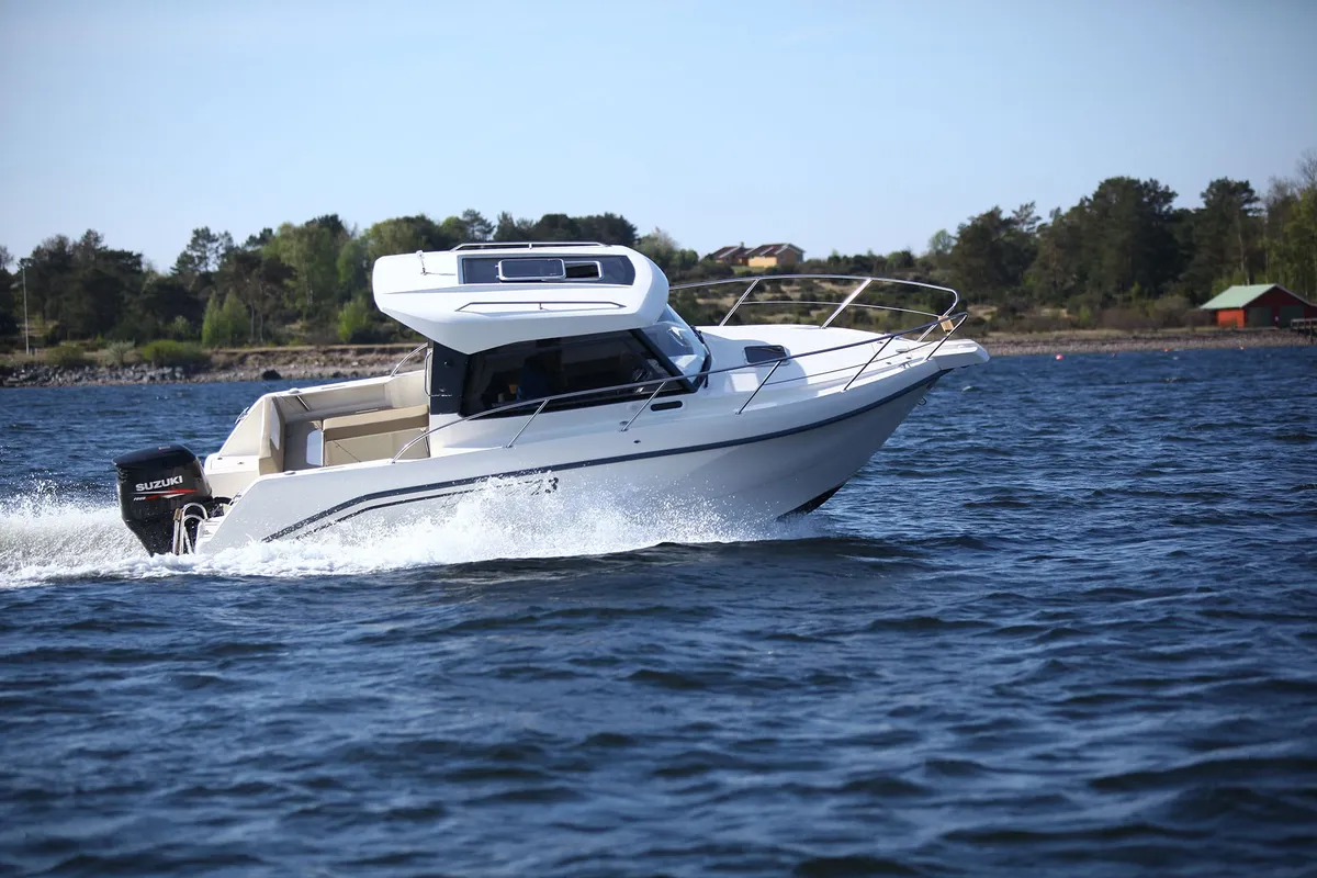 Capelli Dino 23: Boot varend op water
