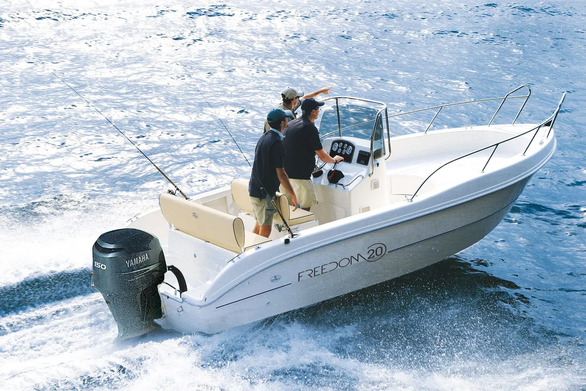 Capelli Freedom 20: Boot varend met vissers