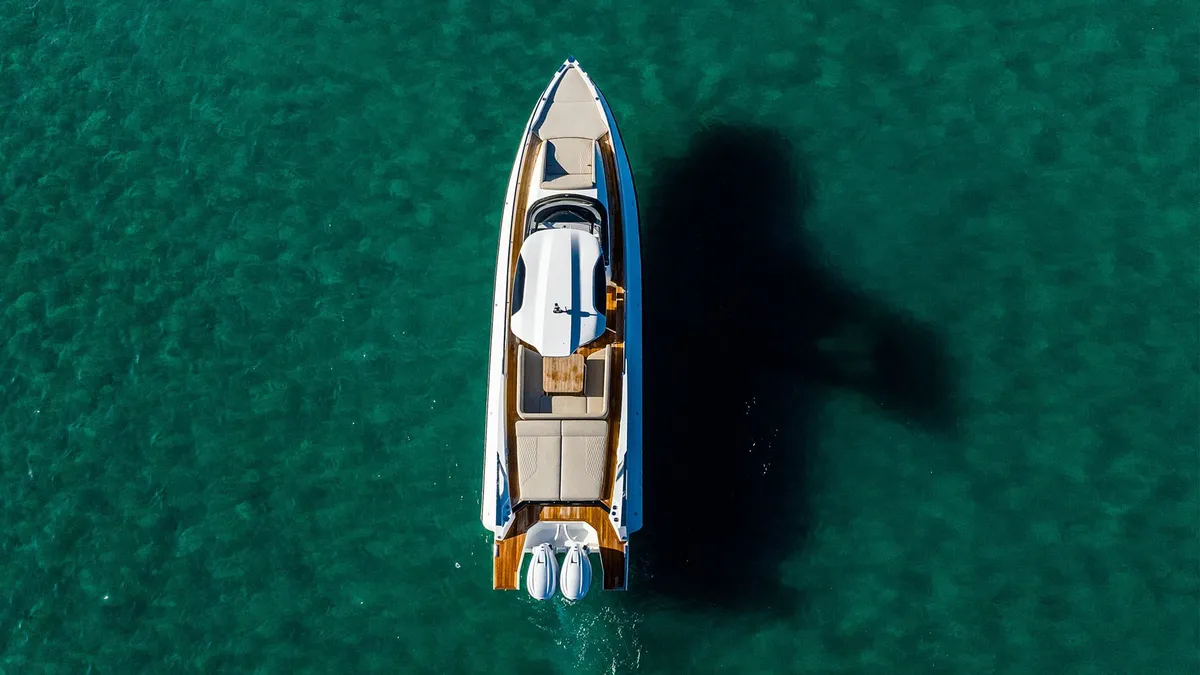Capelli Stradivari 43: Luchtfoto boot op zee
