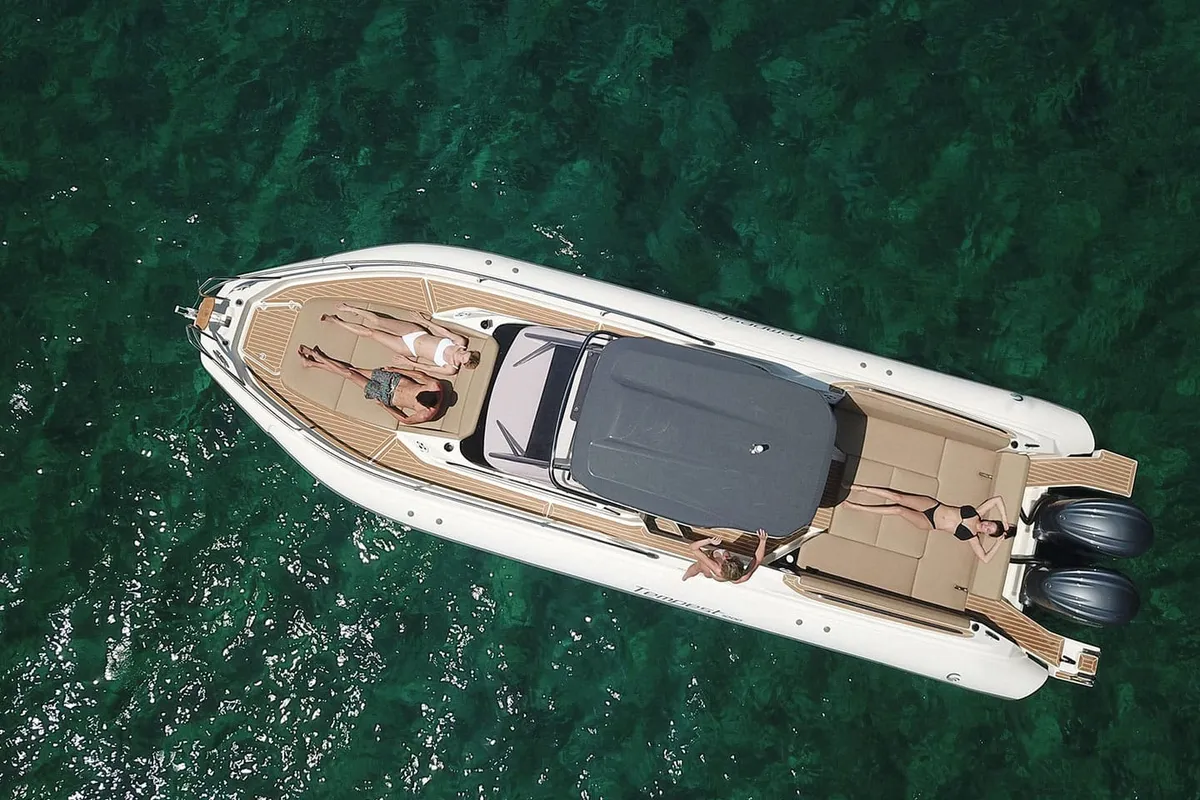 Capelli Tempest 1000 WA: Boot van bovenaf gefotografeerd