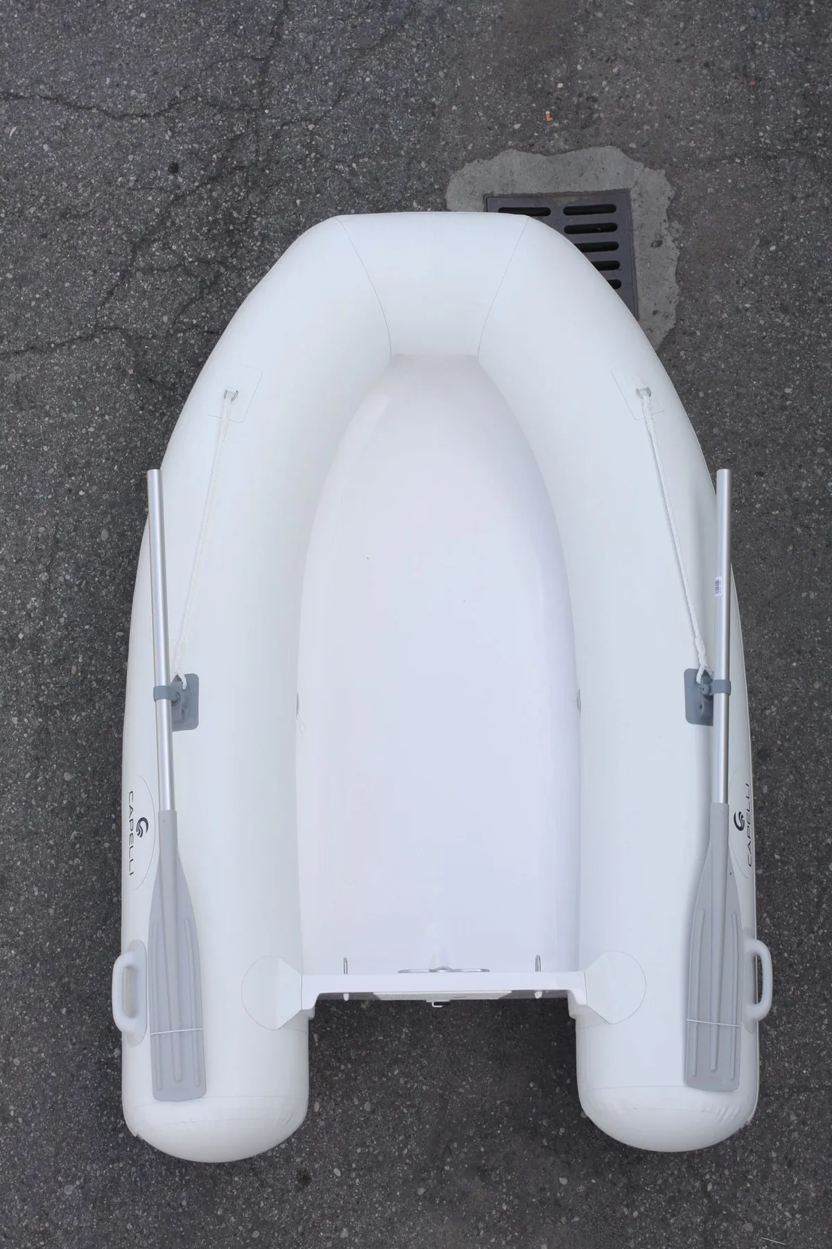 Capelli Tempest 220 Tender: Opblaasboot met peddels op straat