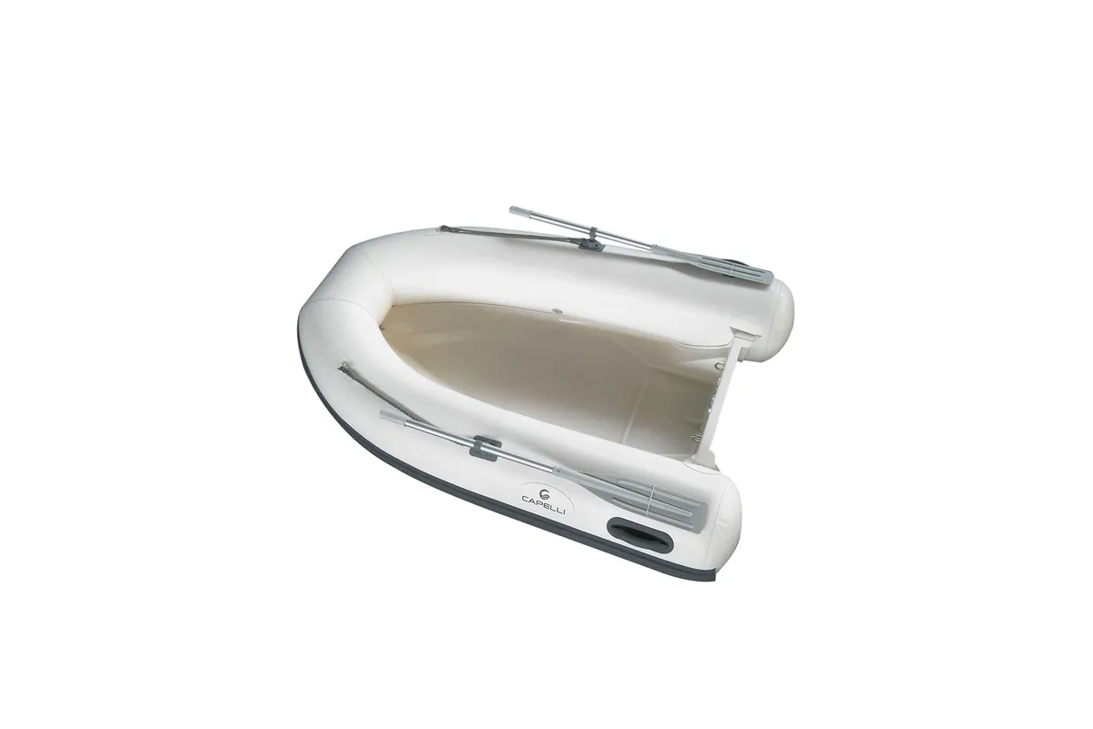 Capelli Tempest 250 Tender: Opblaasboot met peddels op wit