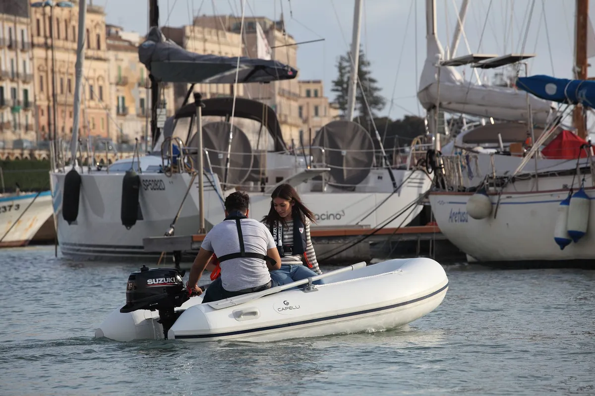 Capelli Tempest 275 Tender: Rubberboot met mensen in haven