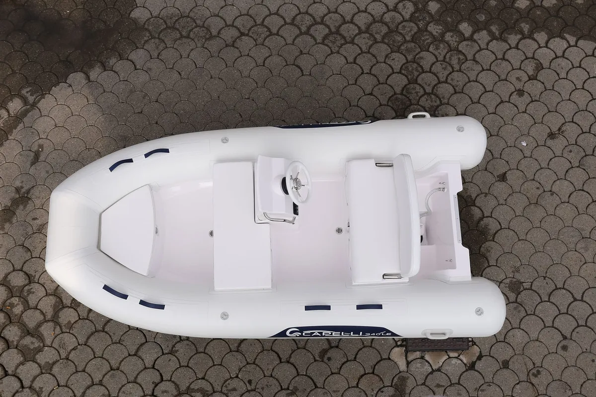 Capelli Tempest 340 LE: Boot van bovenaf gefotografeerd