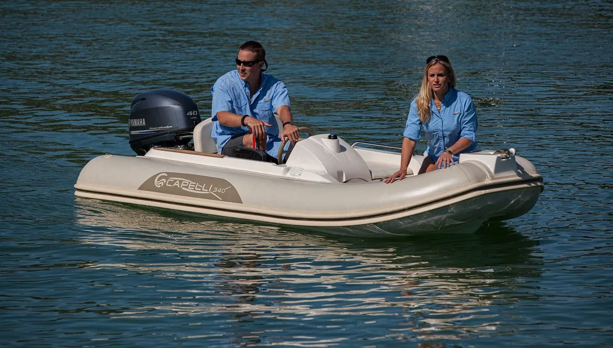 Capelli Tempest 340 Yacht Tender: Rubberboot met varende mensen