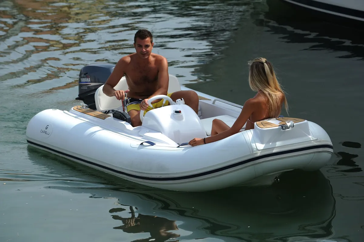 Capelli Tempest 360 Yacht Tender: Rubberboot met man en vrouw