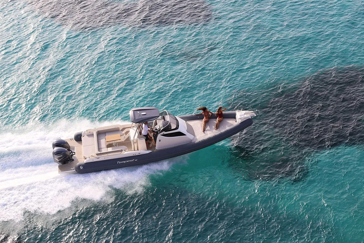 Capelli Tempest 38: Boot varend op zee met inzittenden