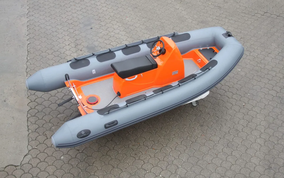 Capelli Tempest 430 Work: Rubberboot met stuurconsole op straat