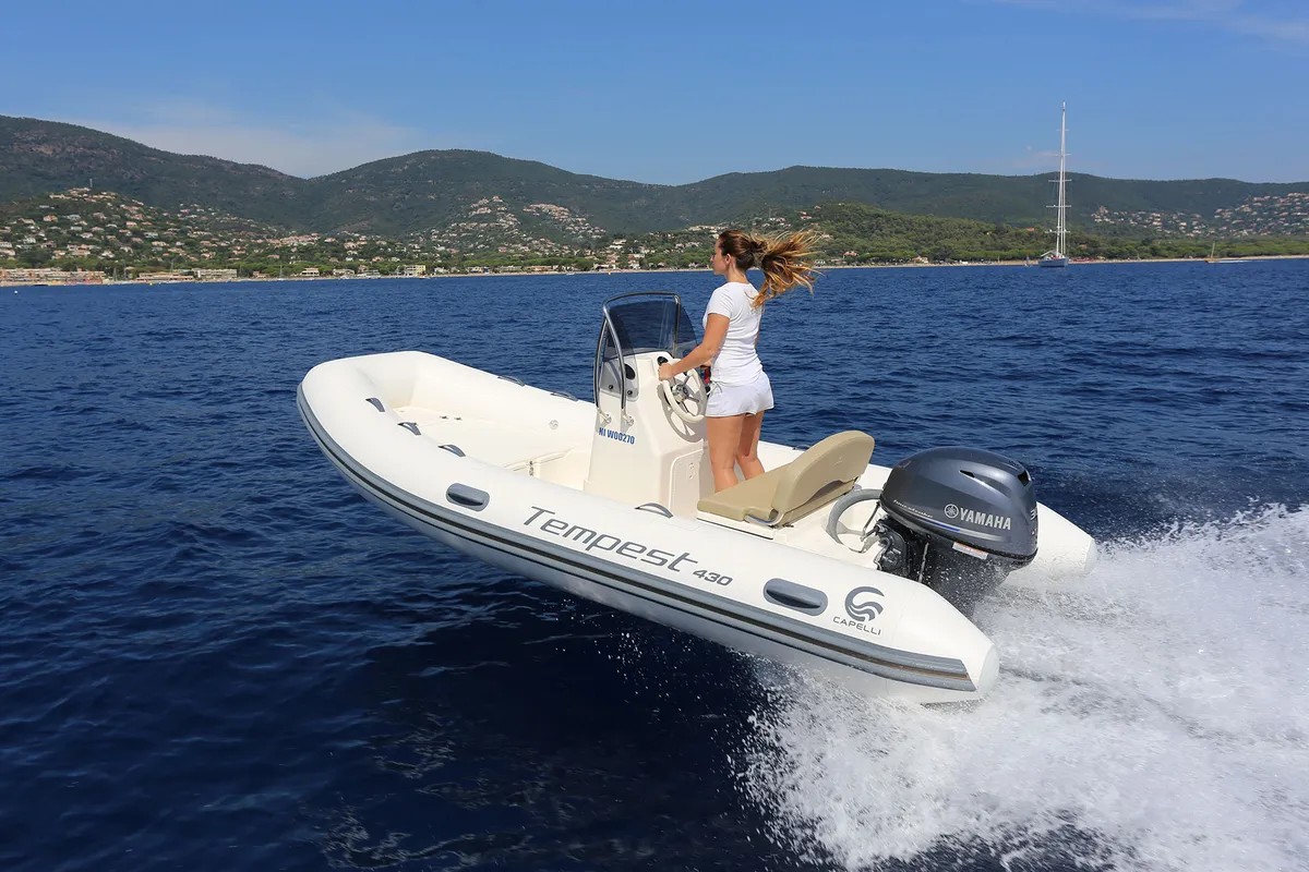 Capelli Tempest 430: Boot varend op zee met vrouw
