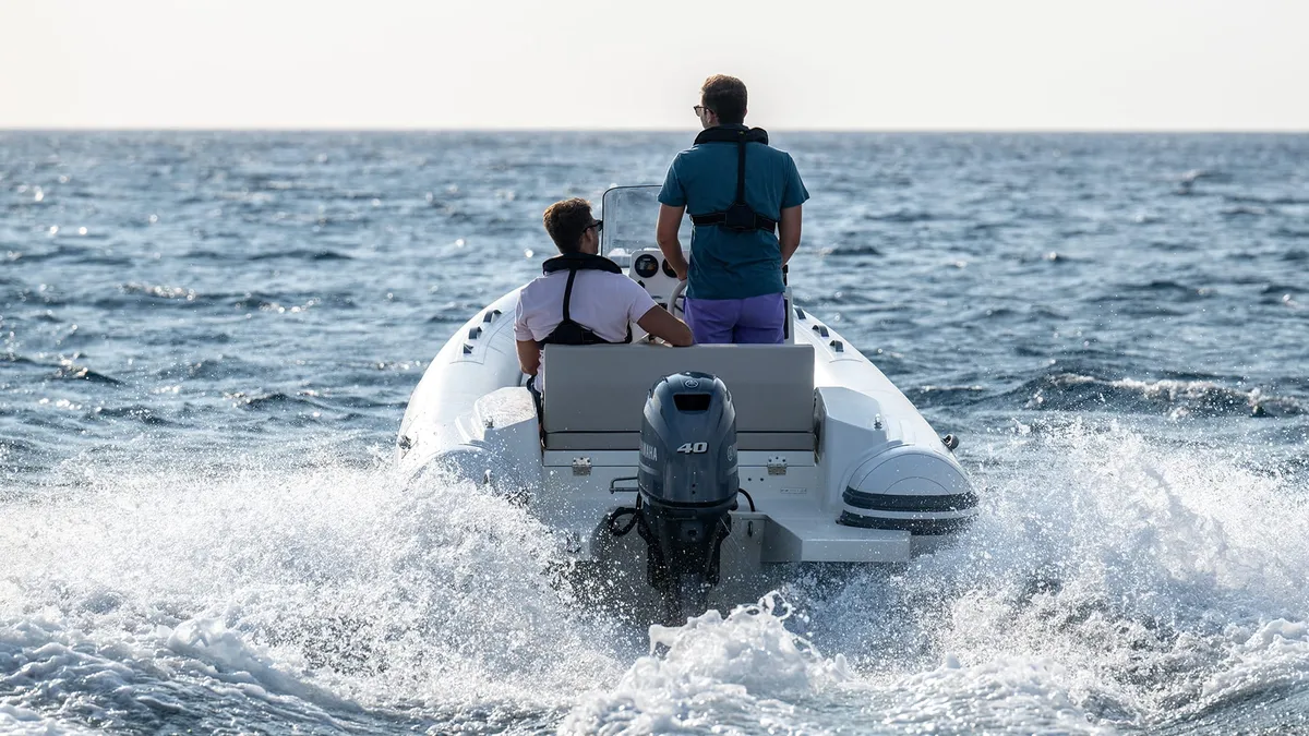 Capelli Tempest 480: Boot varend op zee