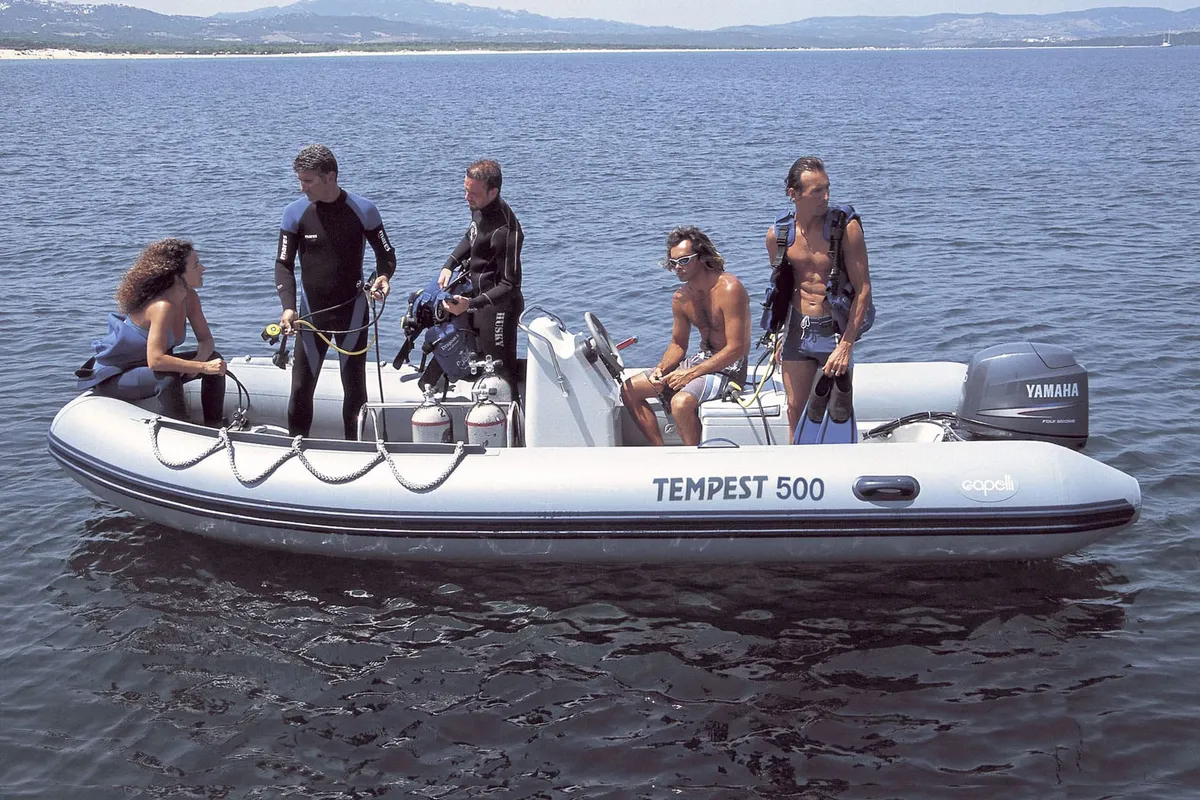 Capelli Tempest 500 Work: Duikers op rubberboot zee