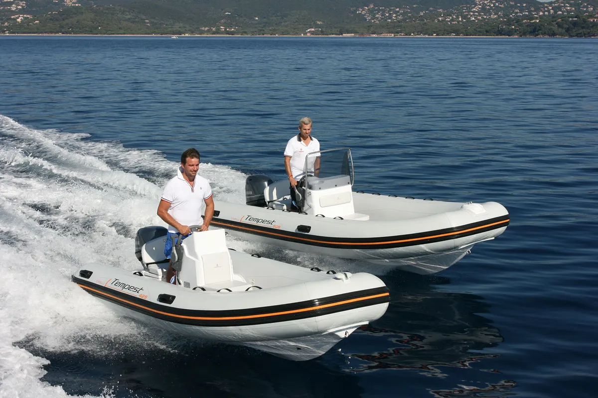 Capelli Tempest 505 Easy: Twee rubberboten varen op zee