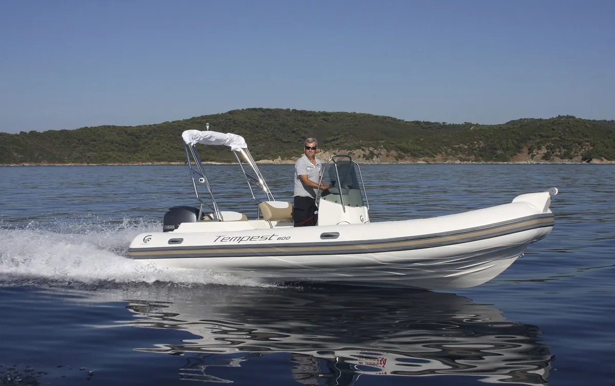 Capelli Tempest 600: Rubberboot varend op water