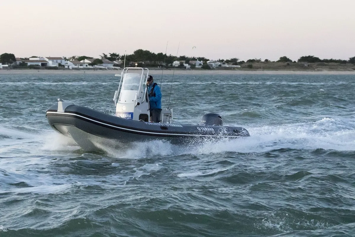 Capelli Tempest 625 Fishing: Rubberboot varend op zee