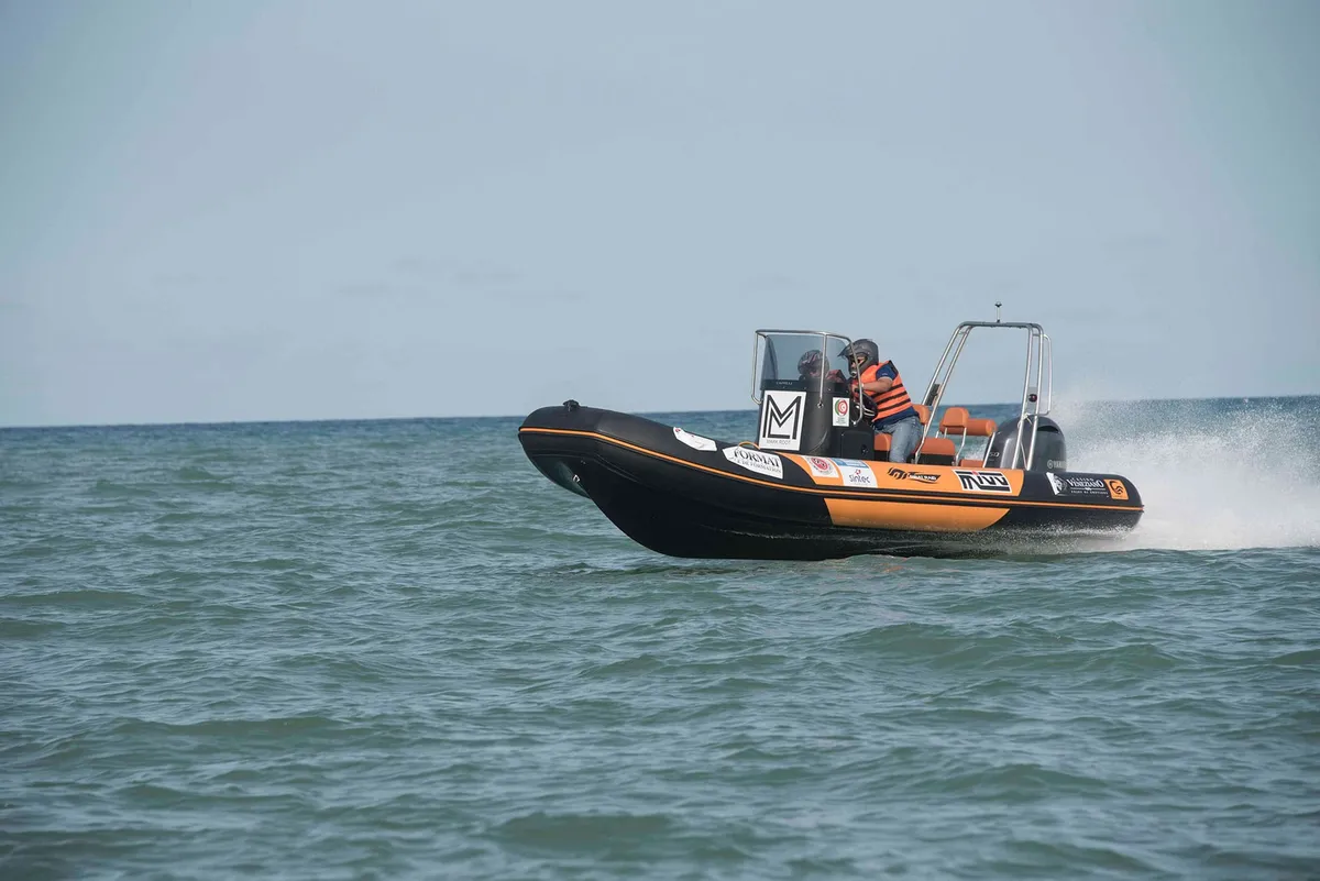 Capelli Tempest 625 Work: Raceboot varend op zee
