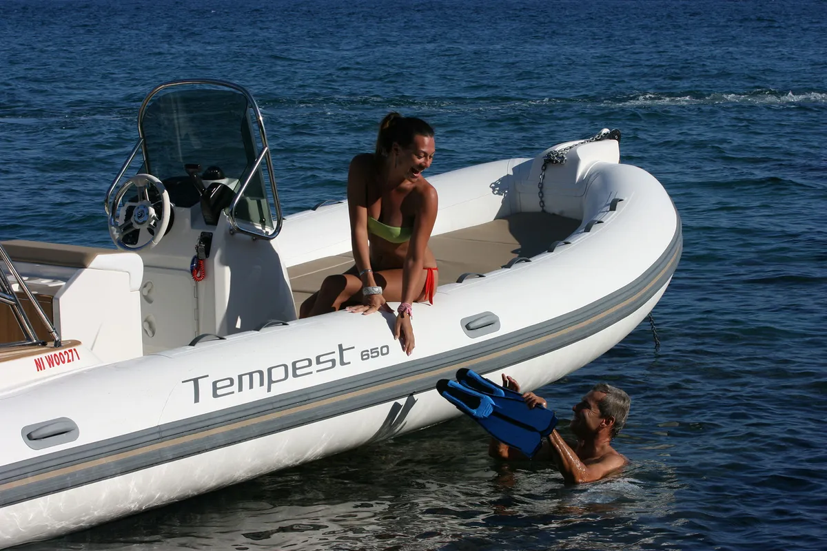 Capelli Tempest 650: Vrouw op rubberboot man zwemmend
