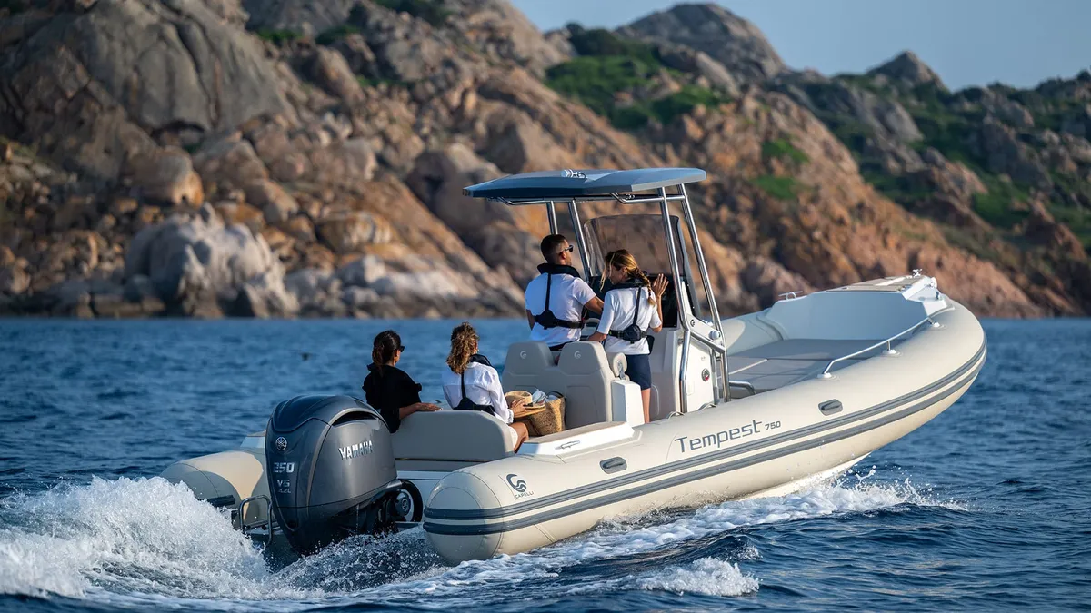 Capelli Tempest 750 Luxe: Boot varend bij rotsen