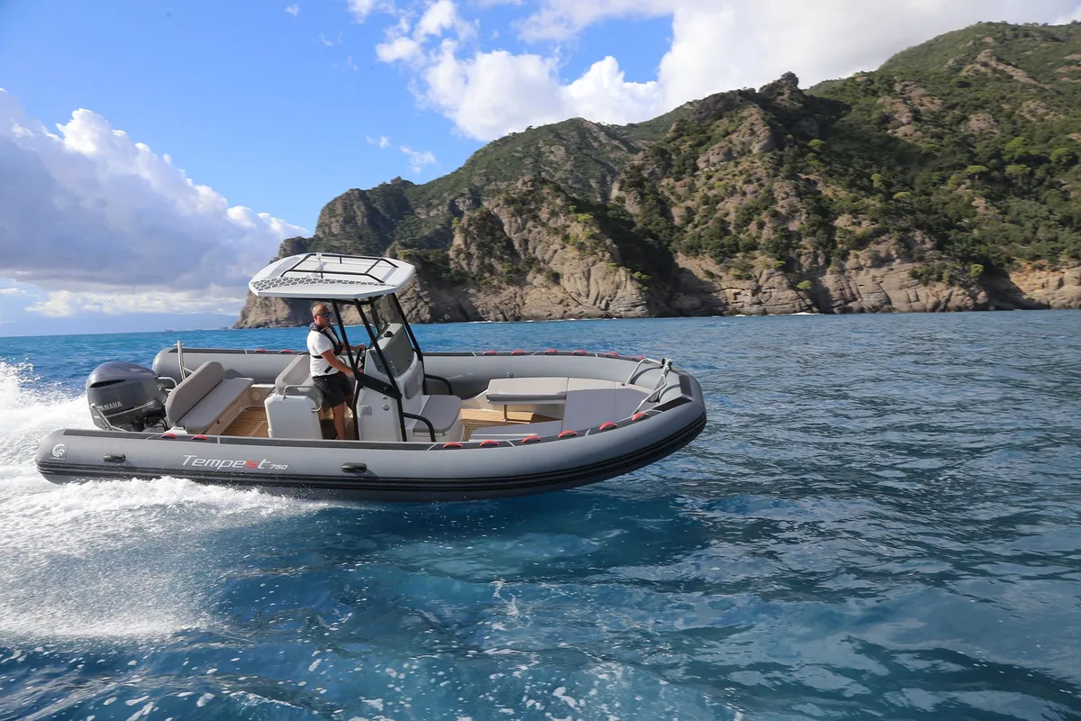 Capelli Tempest 750 Sport: Rubberboot varend langs kustlijn