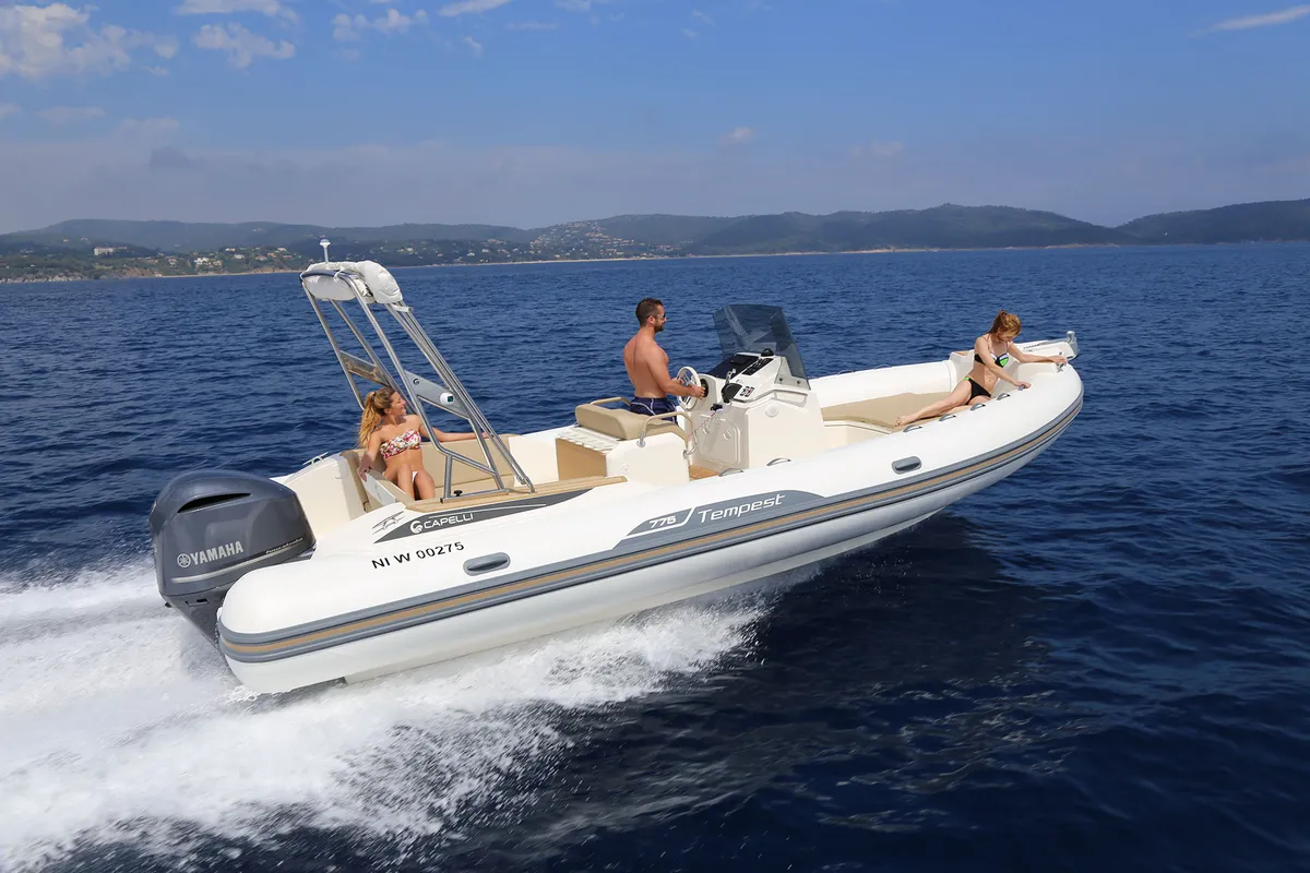 Capelli Tempest 775: Rubberboot varend op zee