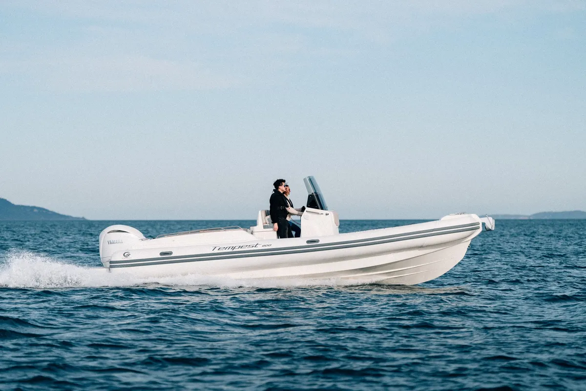 Capelli Tempest 800 Open: Boot varend op zee