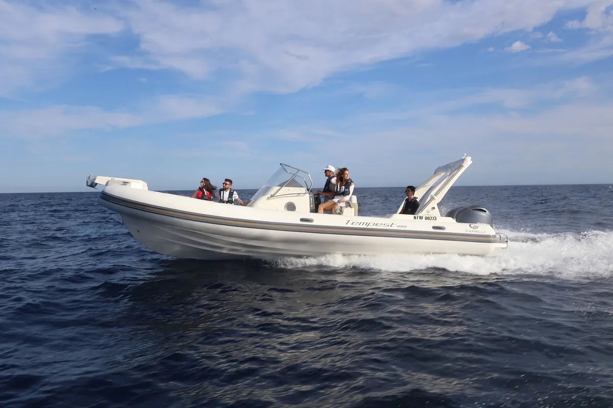 Capelli Tempest 850 Open: Rubberboot varend op zee met passagiers