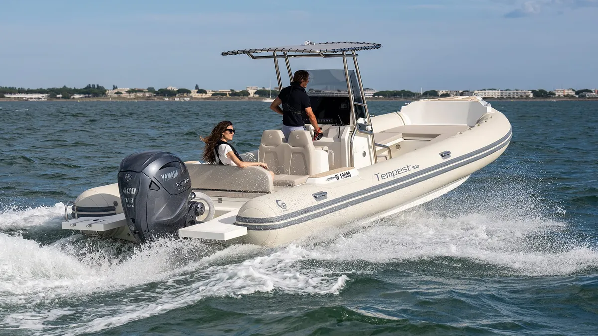 Capelli Tempest 900 Luxe: Boot varend op zee