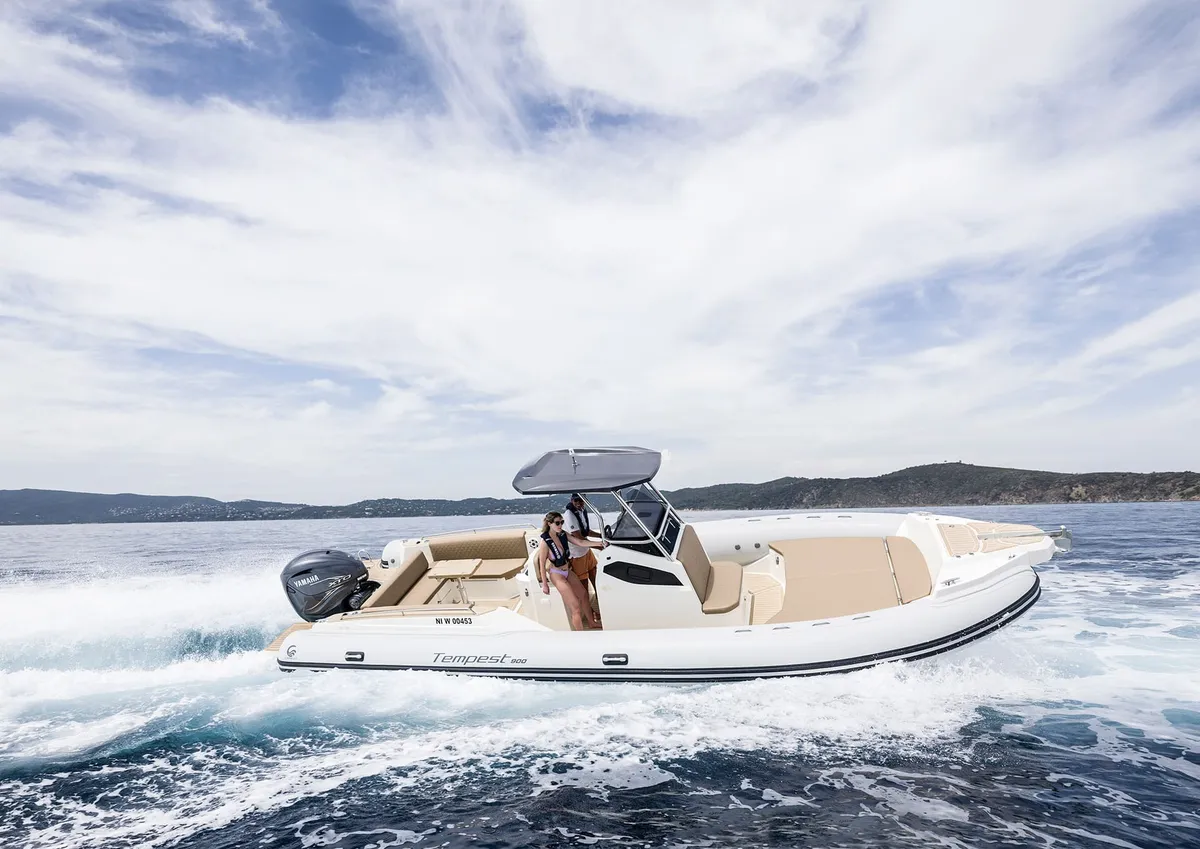 Capelli Tempest 900 Open: Boot varend op zee
