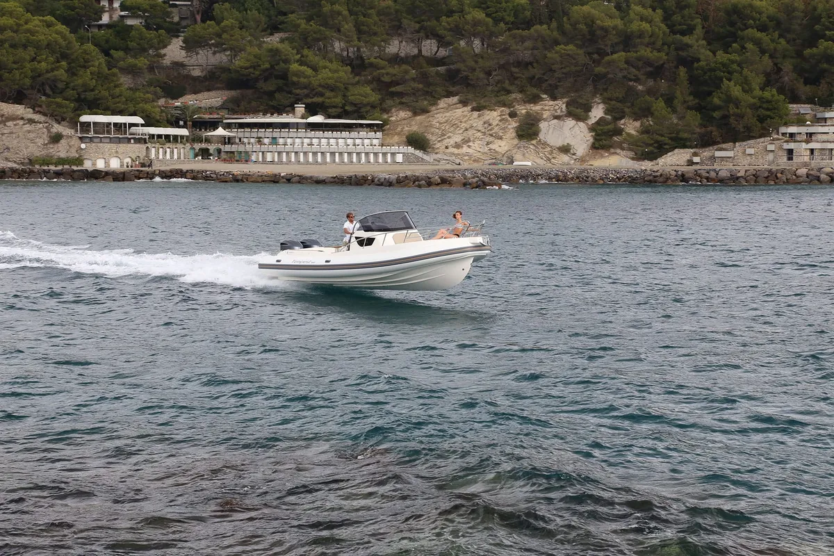 Capelli Tempest 900 WA: Boot varend op zee