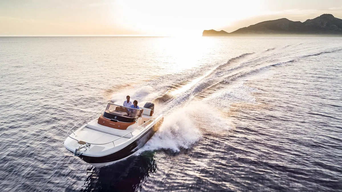 Capoforte Boats CX240: Boot varend op zee bij zonsondergang