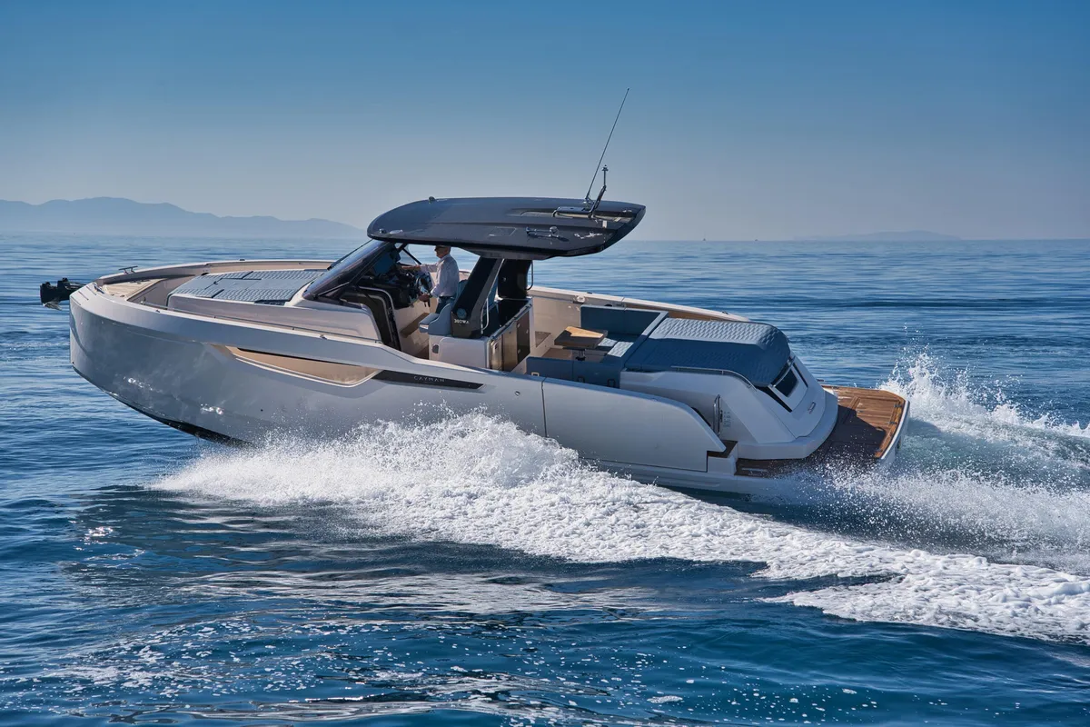 Cayman Yachts 380WA: Boot varend op zee