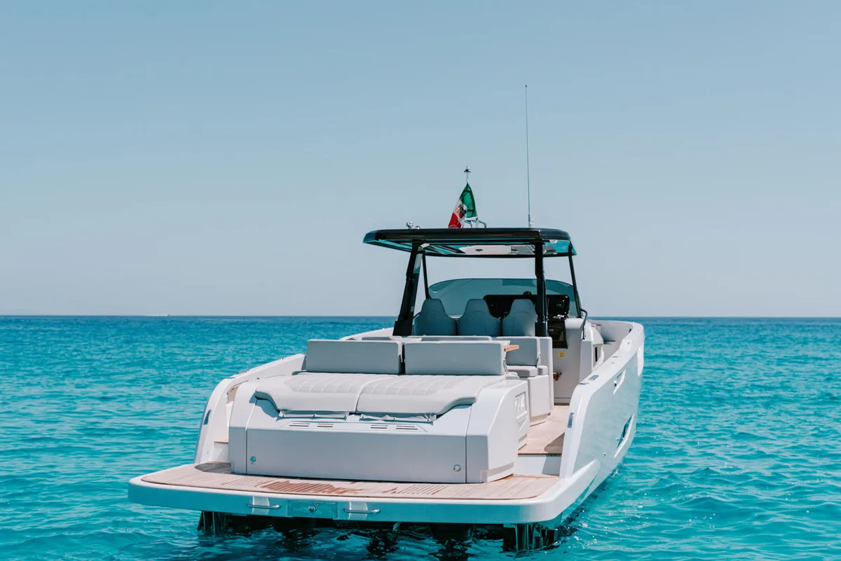 Cayman Yachts 400WA: Boot achterdek op zee