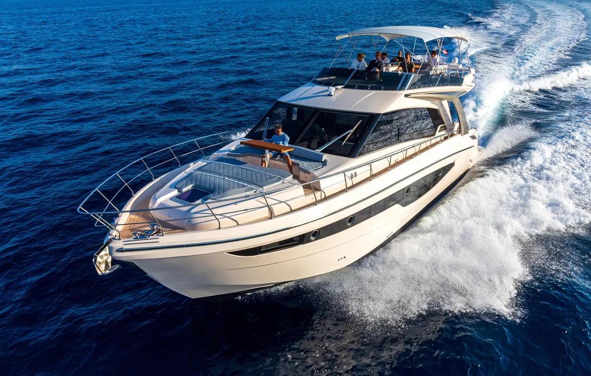 Cayman Yachts F580: Jacht varend op zee met passagiers