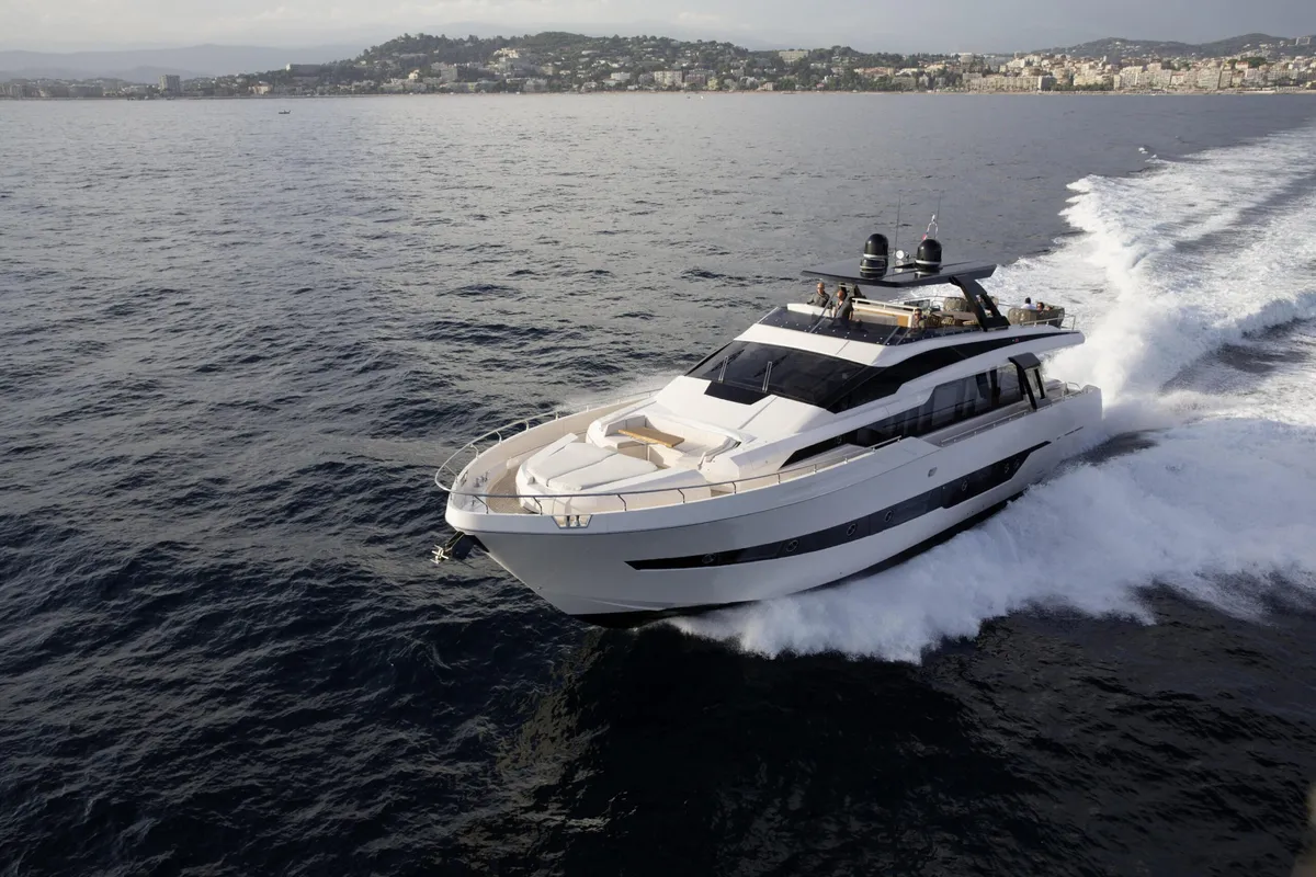Cayman Yachts F920: Jacht varend op zee