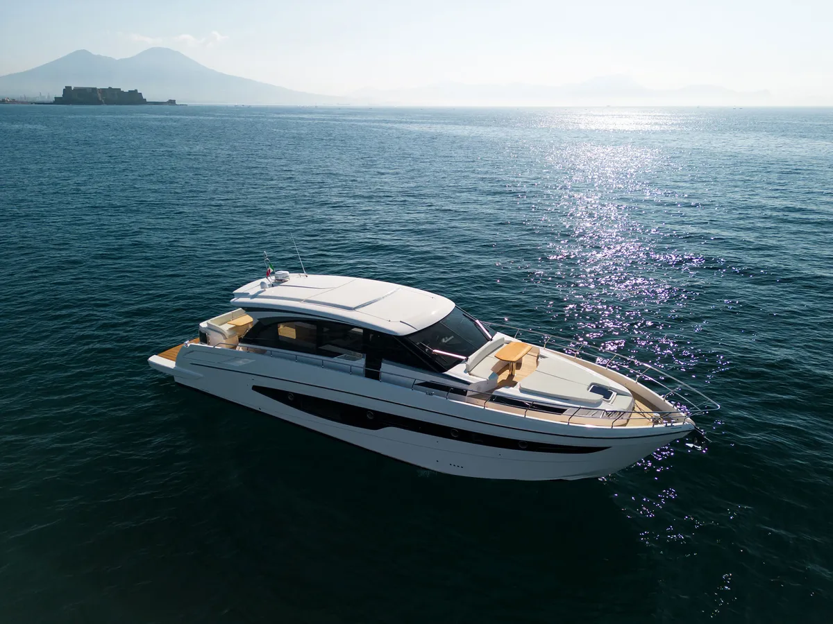 Cayman Yachts S600: Jacht op zee met vulkaan