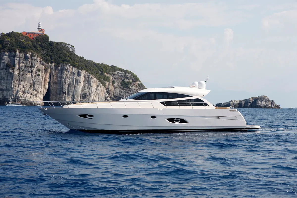 Cayman Yachts S640: Jacht varend bij kustlijn