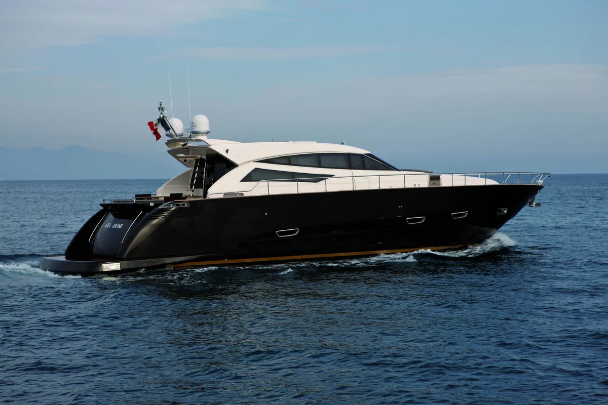 Cayman Yachts S750: Zwarte motorjacht vaart op zee