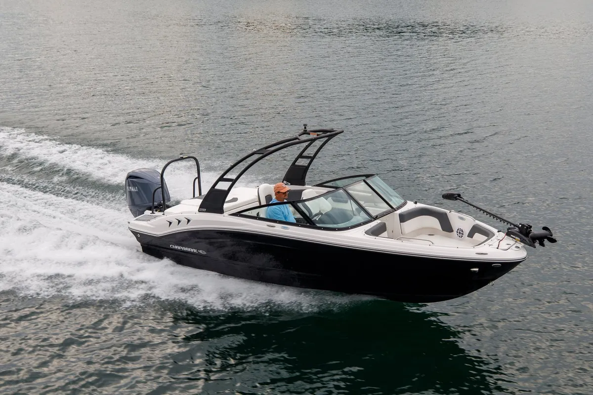 Chaparral 21 SSi Ski & Fish OB: Boot varend op meer