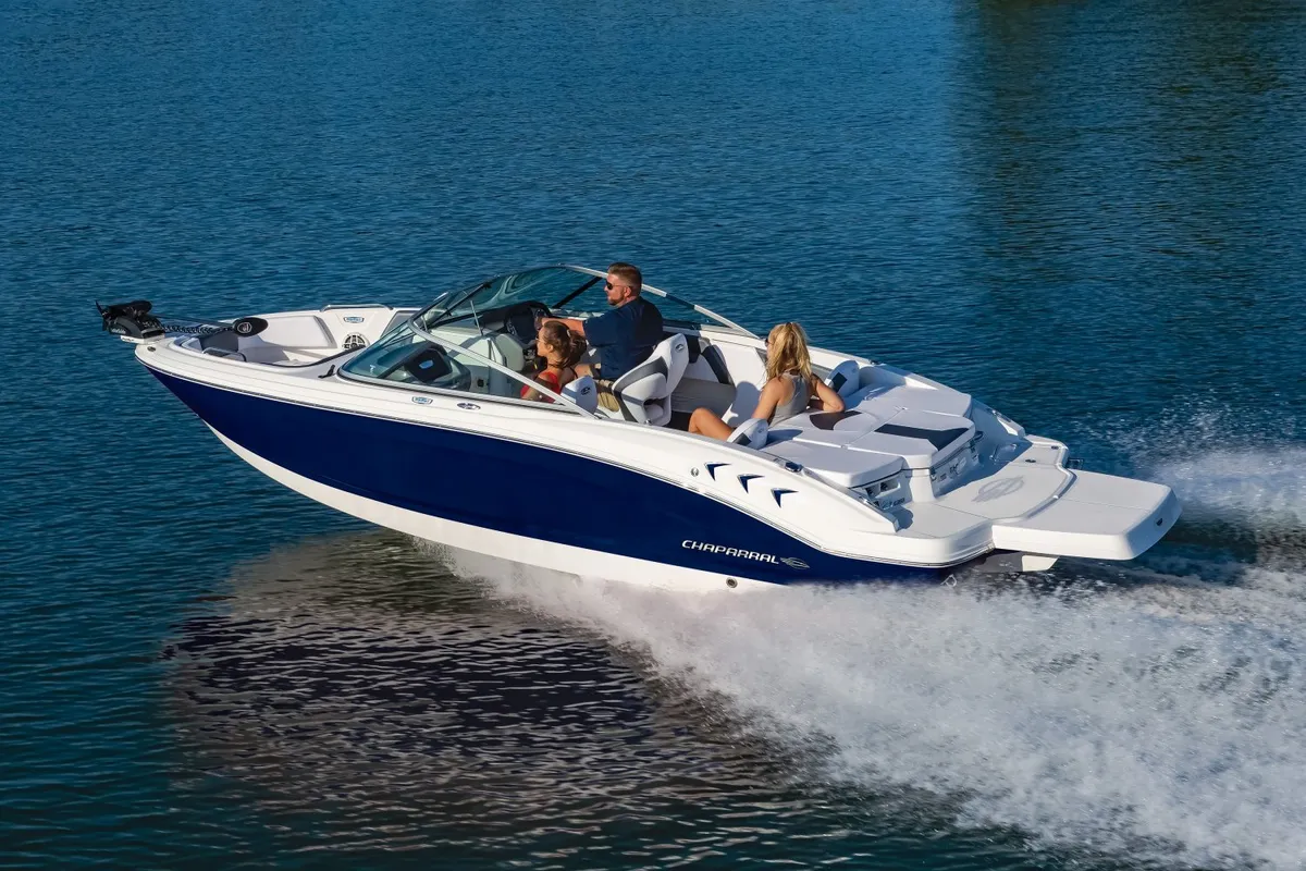 Chaparral 21 SSi Ski & Fish: Boot varend met opvarenden