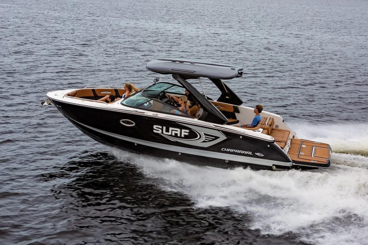 Chaparral 28 Surf: Boot varend op het water