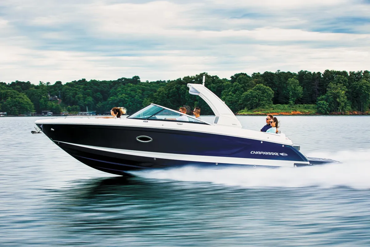 Chaparral 30 Surf: Boot varend van opzij