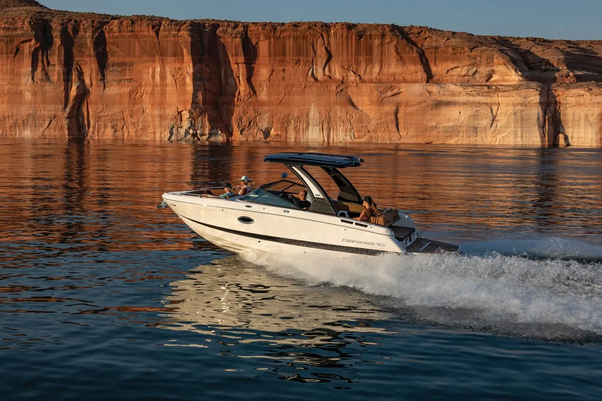 Chaparral GTS 6: Boot varend langs rotswand