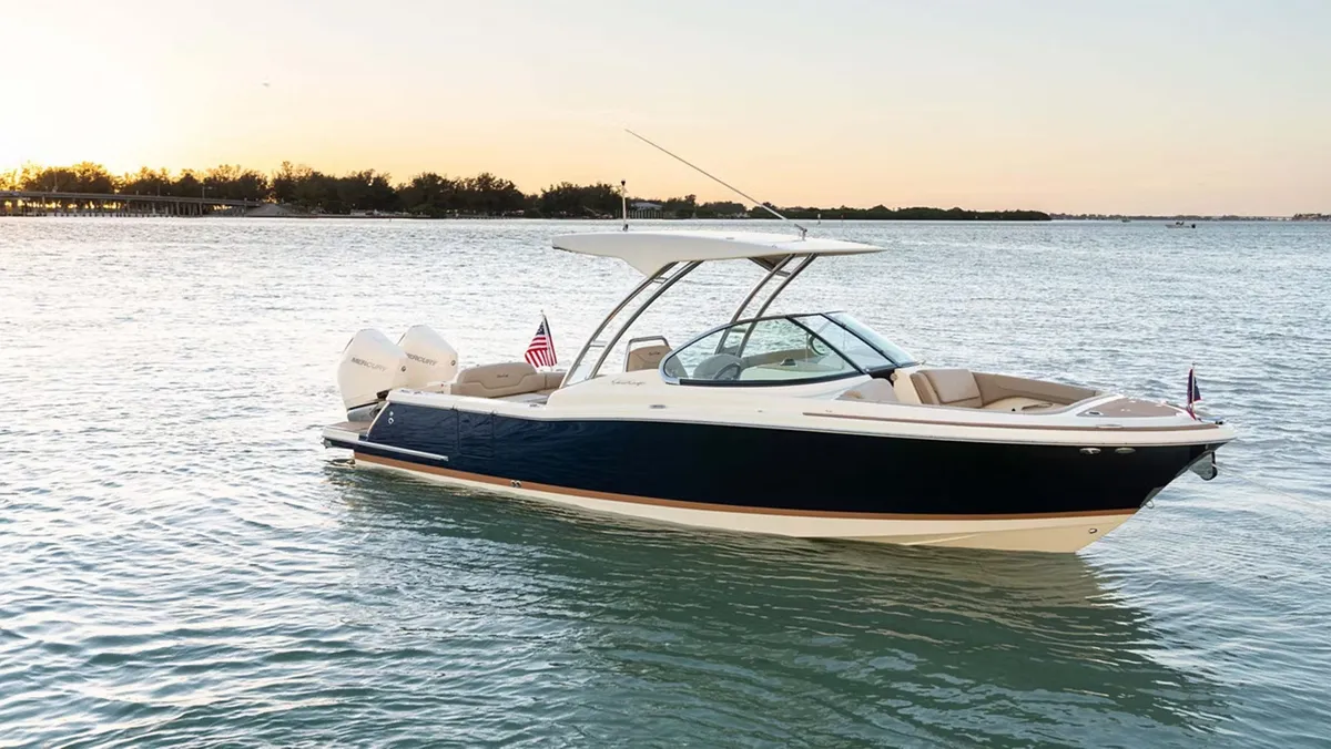 Chris-Craft Calypso 28: Boot varend op water