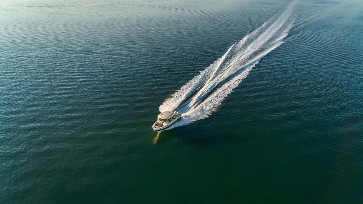 Chris-Craft Calypso 32: Boot varend op zee met kielzog