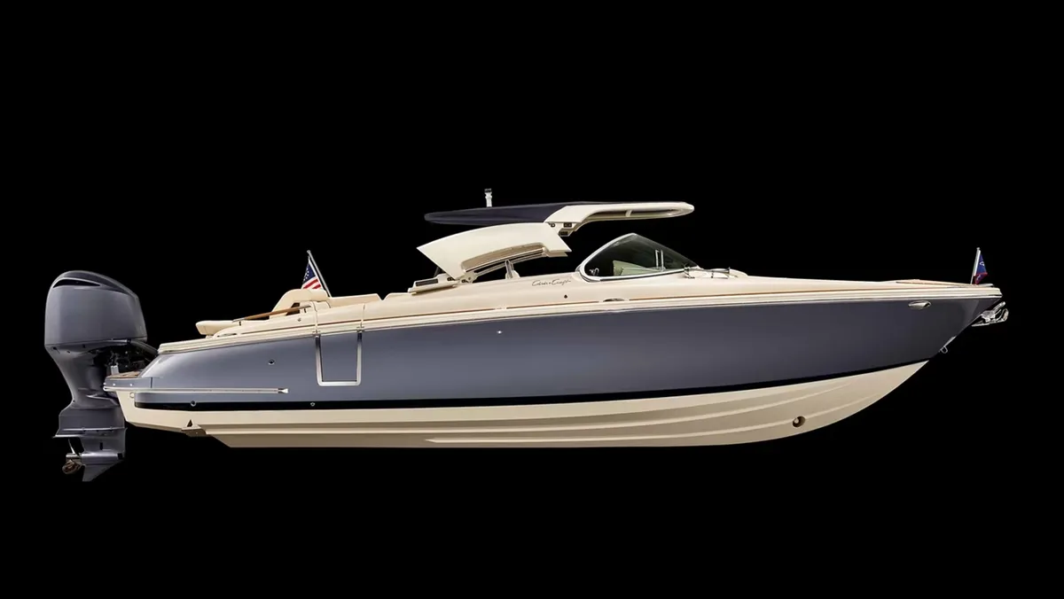 Chris-Craft Launch 28 GT: Boot zijaanzicht op zwarte achtergrond