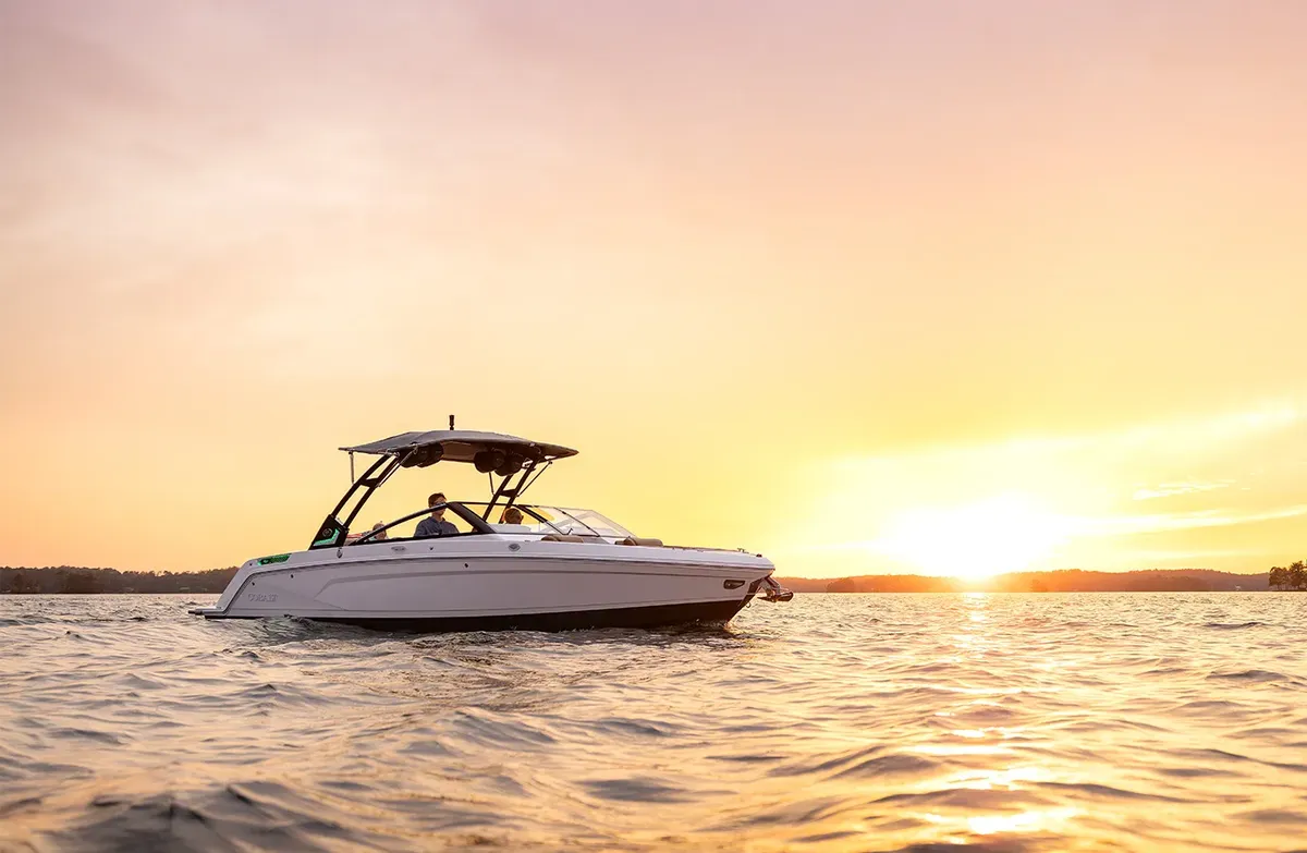 Cobalt Boats R26: Boot varend bij zonsondergang