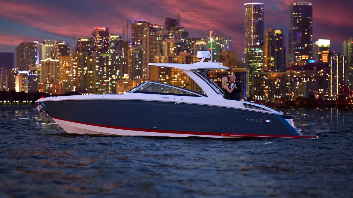 Cobalt Boats R33: Boot varend voor skyline