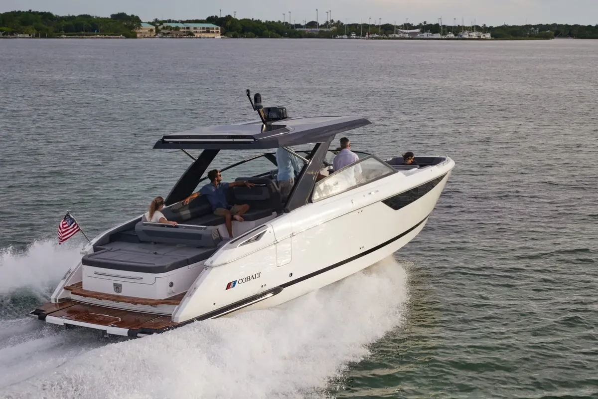 Cobalt Boats R35: Boot varend op water
