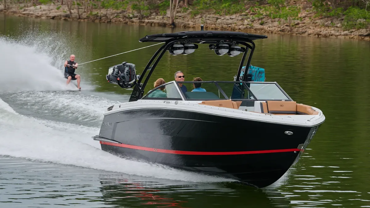 Cobalt Boats R8: Boot varend met waterskier