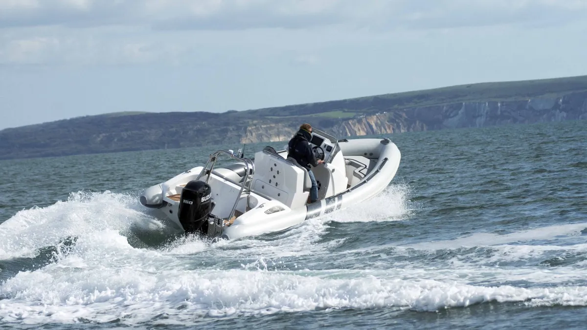 Cobra RIBs Nautique 6.2: Rib boot vaart op zee